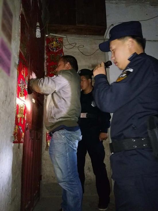 新界粗心妈妈误将幼女锁家中 