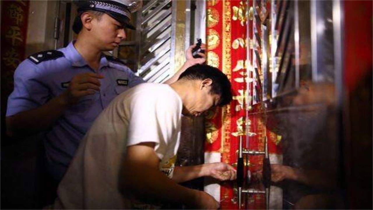 新界请开锁师傅开了锁后，师傅